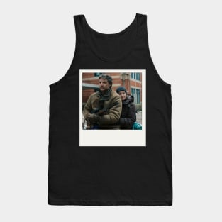 pedro pascal and bella ramsey foto retro hug on horse Tank Top